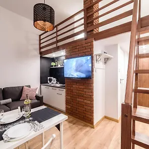 Aparthotel 2 Nights - Great Location, Right Next To Main Rail And Bus Station, 10 Min To Main Square By Foot, Krakov